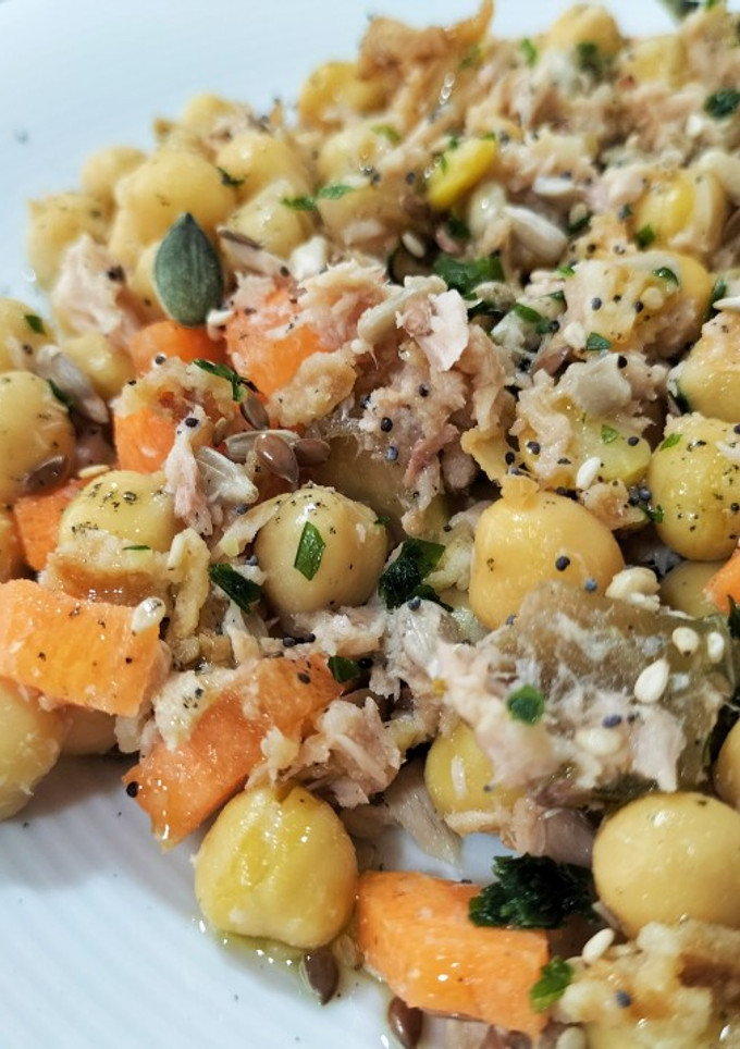 Una foto de Ensalada de garbanzos con toque crunch