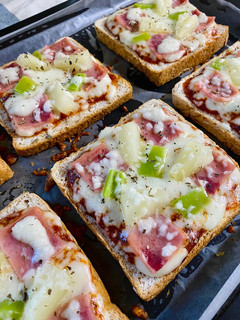 A picture of Hawaiian pizza bread.