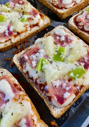A picture of Hawaiian pizza bread.