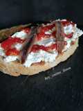 Tosta de anchoas y requesón