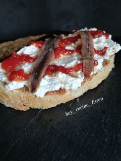 Una foto de Tosta de anchoas y requesón