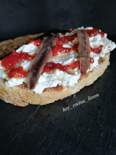 Una foto de Tosta de anchoas y requesón