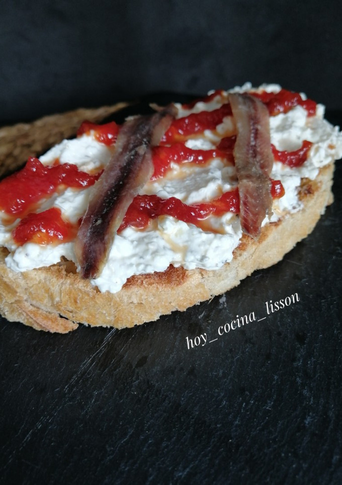 Una foto de Tosta de anchoas y requesón