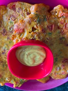 टोमॅटो ॲाम्लेट (tomato omelette recipe in marathi) रेसिपी चे मुख्य फोटो