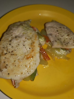 Una foto de Pechuga de pollo rellena de curry y verduras