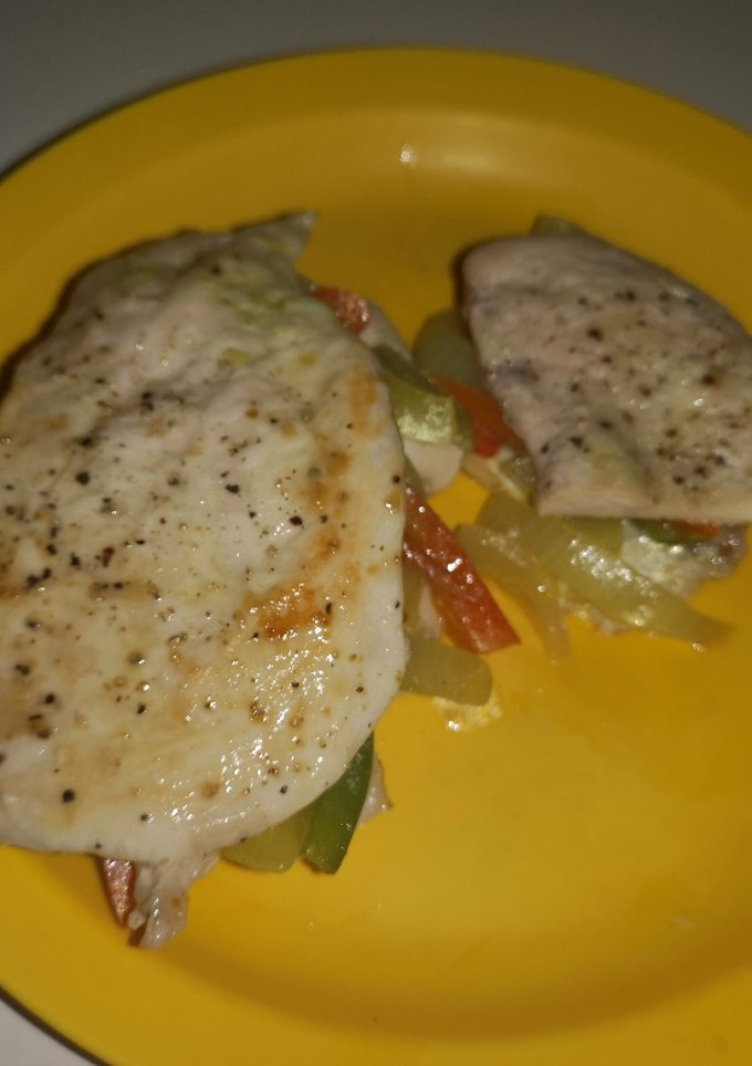 Una foto de Pechuga de pollo rellena de curry y verduras