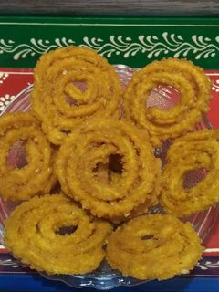 ચકરી (Chakri Recipe In Gujarati) રેસીપી મુખ્ય ફોટો