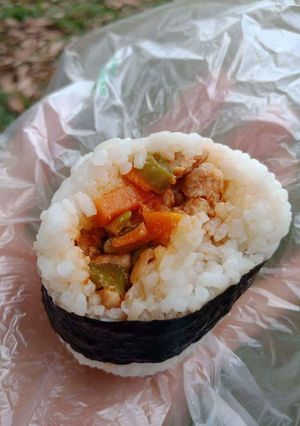 Hình của món Cơm nắm đi picnic.