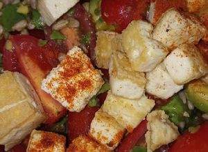 Una foto de Ensalada de cherry, tofu y palta (riquísima y nutritiva)