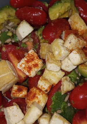 Una foto de Ensalada de cherry, tofu y palta (riquísima y nutritiva)