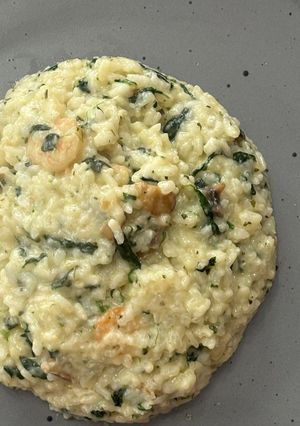 Una foto de Risotto de gambas, espinacas y champiñones (arroz)