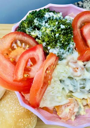 Una foto de ENSALADA FRESCA🥗 🫛🥔🥕🫒🥦🍅🥗