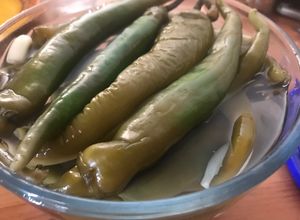 Une photo de Pickles de piments verts comme à Dubaï
