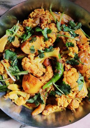 A picture of Gobhi Aloo Kosha.
