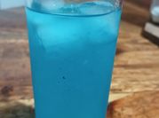 Una foto de coctel azul
