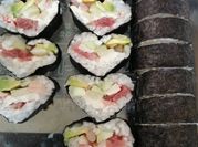 Una foto de sushi con atun en lata
