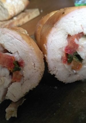 Una foto de Arrollado de pollo caprese