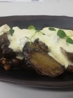 Una foto de Patatas y boletus con salsa de huevos fritos