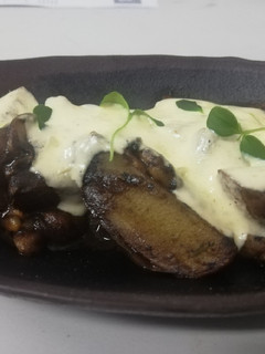 Una foto de Patatas y boletus con salsa de huevos fritos