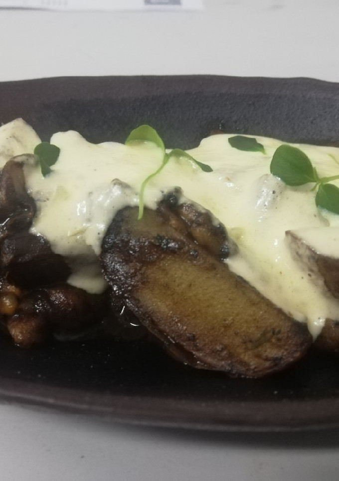 Una foto de Patatas y boletus con salsa de huevos fritos