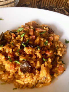 Una foto de Risotto de Tomate, Hongos y Jamón ibérico