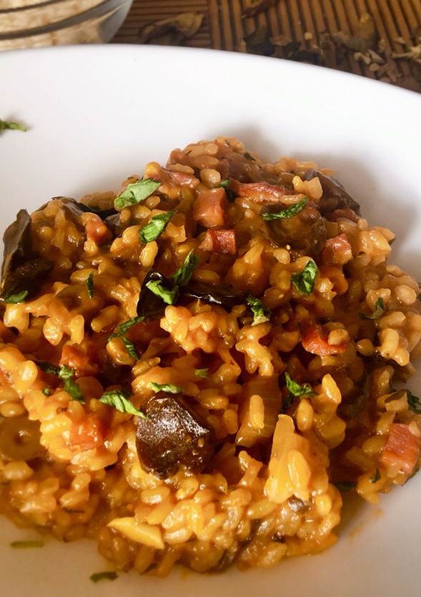 Una foto de Risotto de Tomate, Hongos y Jamón ibérico