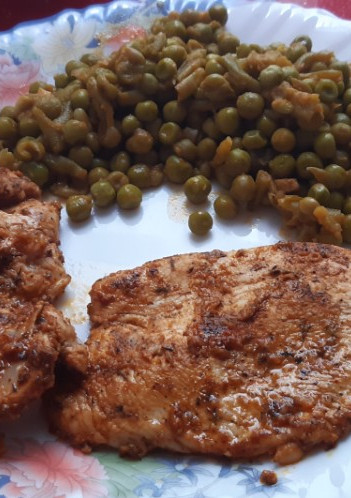 Una foto de Pechuga de pavo adobada con verduras rehogadas