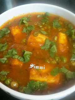 A picture of Matar paneer.