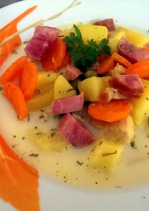 Tárkonyos-tejszínes sonkaraguleves recept fotója
