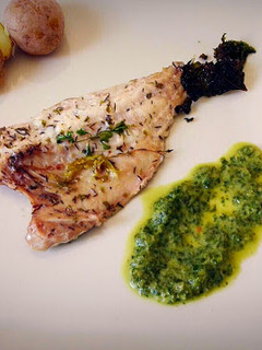 Una foto de Pescado al horno con salsa de radicchio