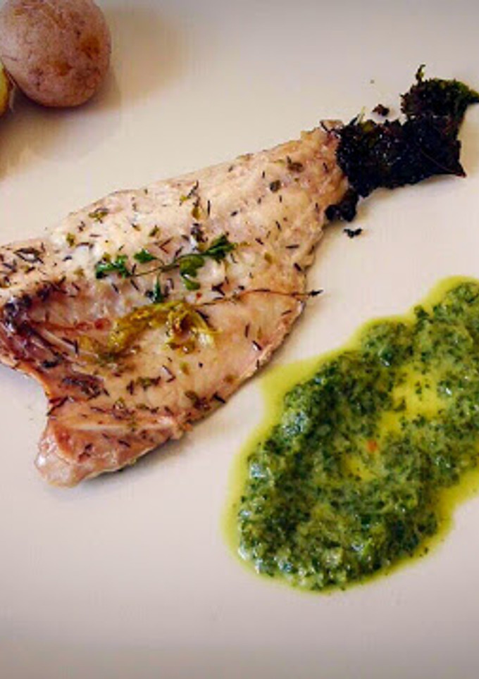 Una foto de Pescado al horno con salsa de radicchio