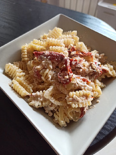 Una foto de Pasta con tomate seco y requesón