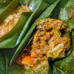A picture of Botok ayam bumbu kacang.