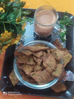 મેથી ની ભાજી ના શક્કરપારા (Methi Bhaji Shakkarpara Recipe In Gujarati) રેસીપી મુખ્ય ફોટો