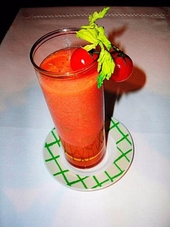 Una foto de Licuado de tomates y pencas de apio