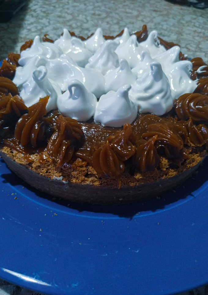 Una foto de Torta brownie con dulce de leche y merengue suizo😱