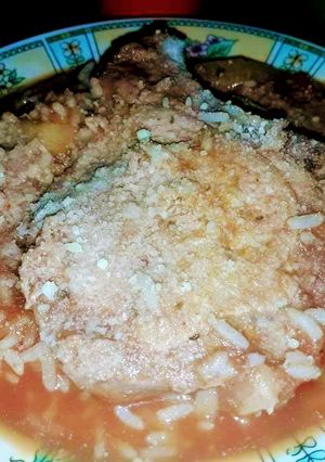 Una foto de Costilla de cerdo al horno, papas y arroz con salsa