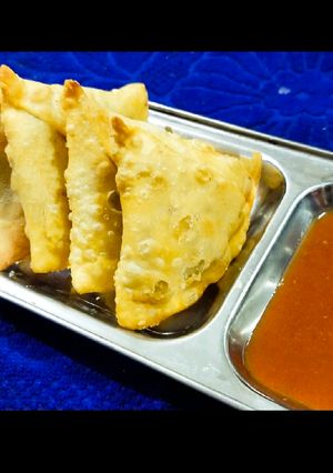 ફરાળી સમોસા(farali samosa recipe in Gujarati) રેસીપી મુખ્ય ફોટો
