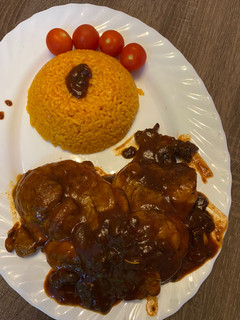 Una foto de Chuletas de cerdo con salsa de uvas pasas