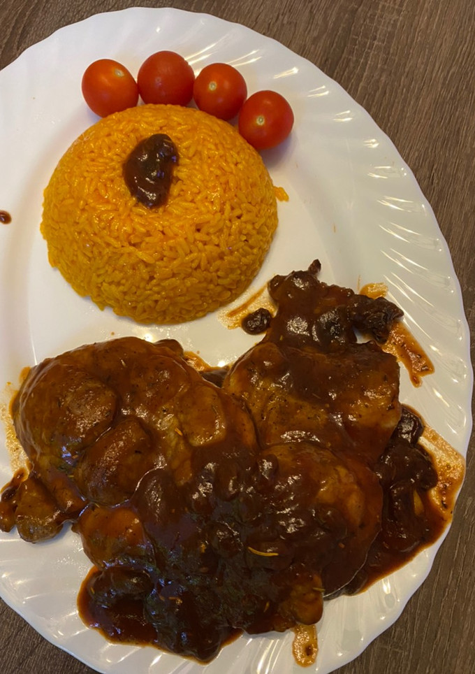 Una foto de Chuletas de cerdo con salsa de uvas pasas