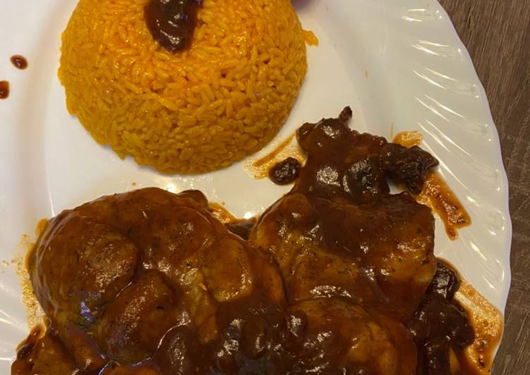 Chuletas de cerdo con salsa de uvas pasas