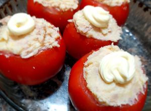 Una foto de Tomates rellenos de puré de papas, atún y mayonesa ¡riquísimos!