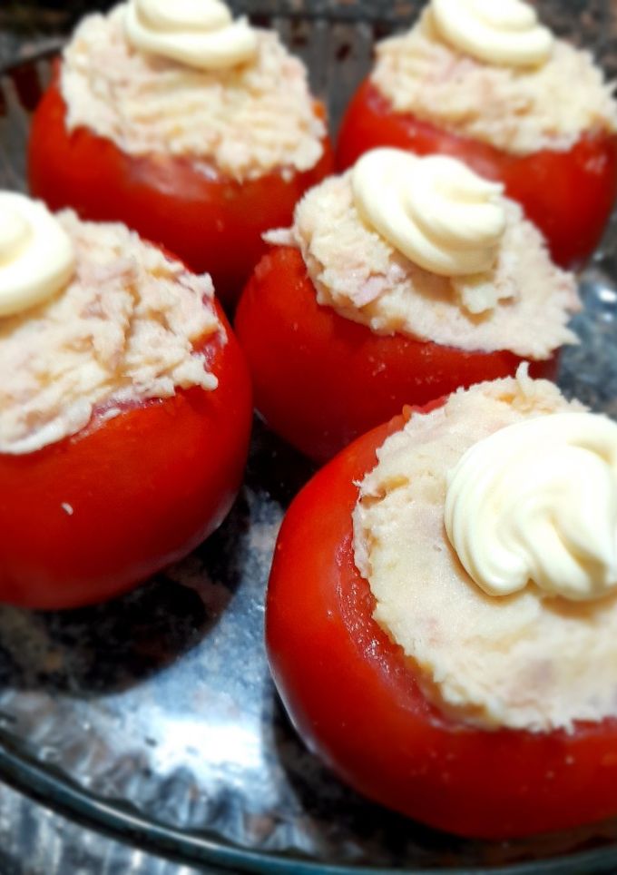 Una foto de Tomates rellenos de puré de papas, atún y mayonesa ¡riquísimos!