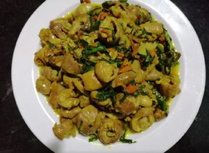 Hình của món Cuống đuôi xào nghệ.