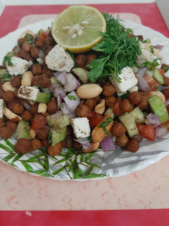 चना, मूंगफली सलाद (Chana moongfali salad recipe in hindi) रेसिपी मुख्य फोटो