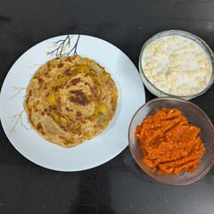 A picture of Onion potato laccha paratha.