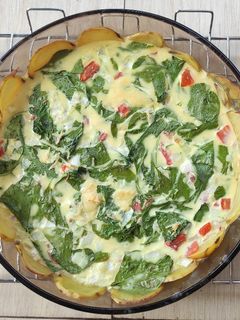 Foto resep Cheddar and spinach quiche with potato crust