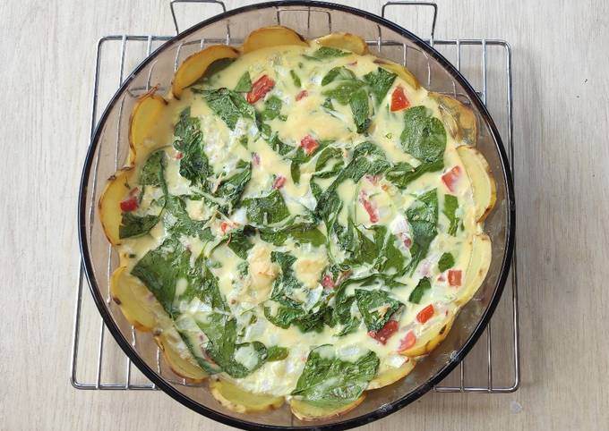 Cheddar and spinach quiche with potato crust