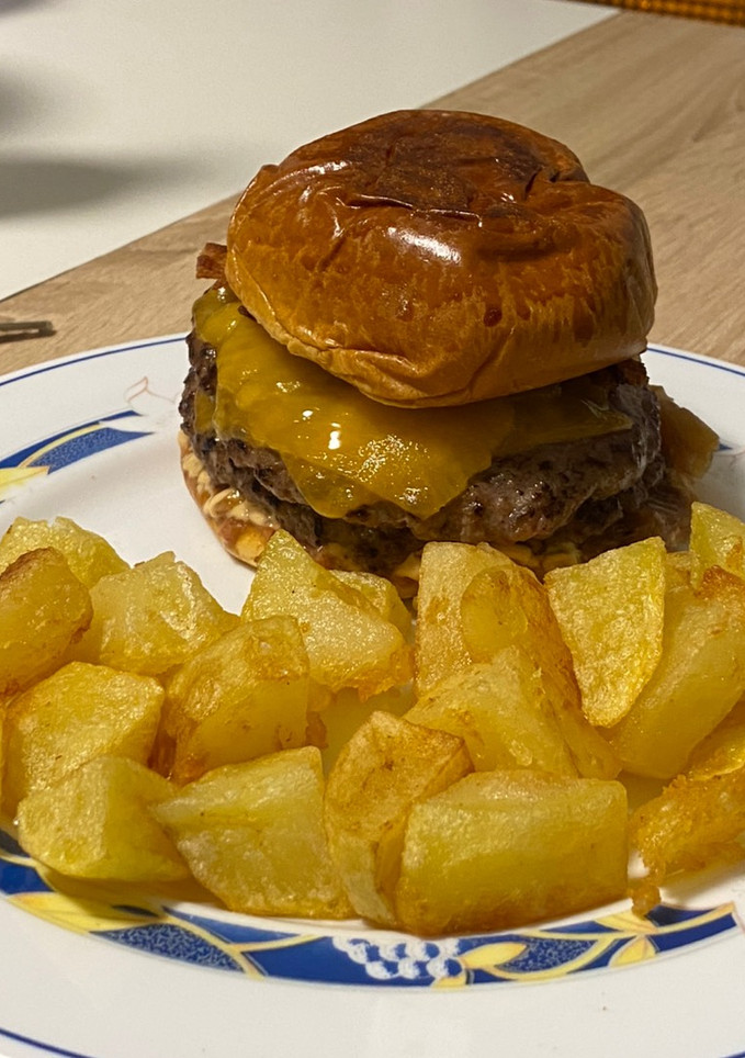 Una foto de Hamburguesa con patatas bravas