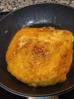 Una foto de Sándwich mixto con costra de cheddar